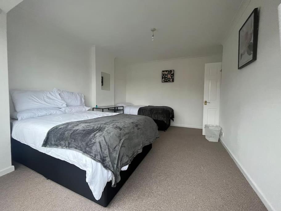Spacious 4 Bed Home Near Nec, Jlr & Airport Parking For 3 Cars Ideal For Contractors! Солихъл Екстериор снимка