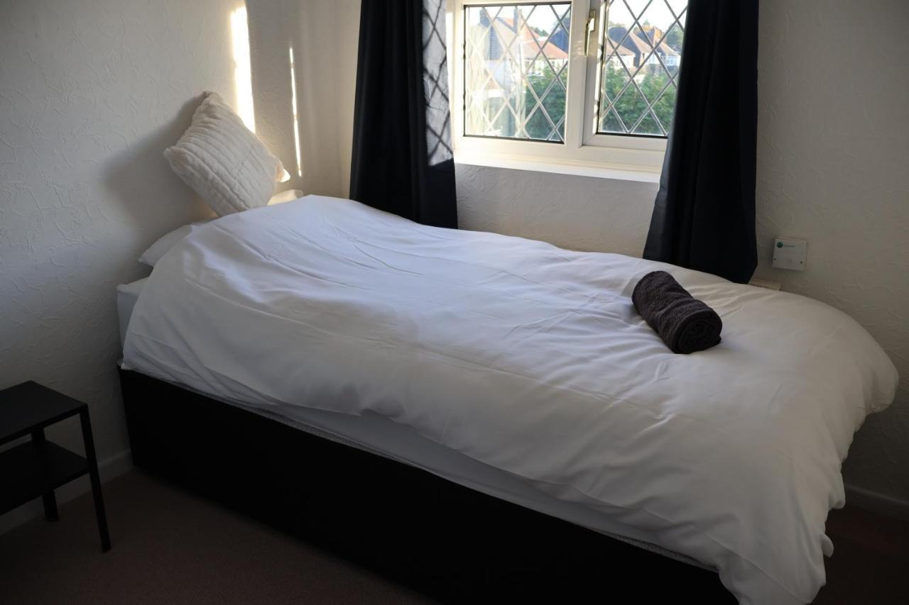 Spacious 4 Bed Home Near Nec, Jlr & Airport Parking For 3 Cars Ideal For Contractors! Солихъл Екстериор снимка