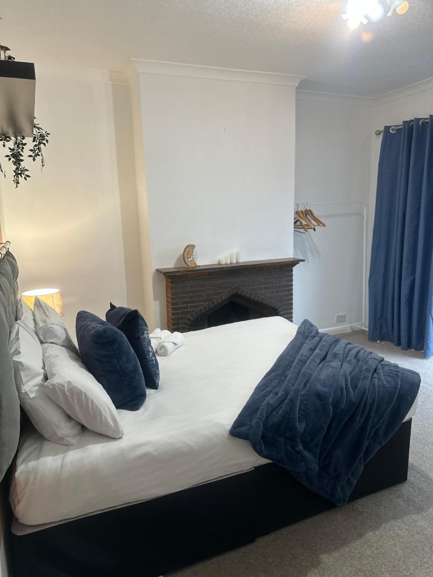 Spacious 4 Bed Home Near Nec, Jlr & Airport Parking For 3 Cars Ideal For Contractors! Солихъл Екстериор снимка