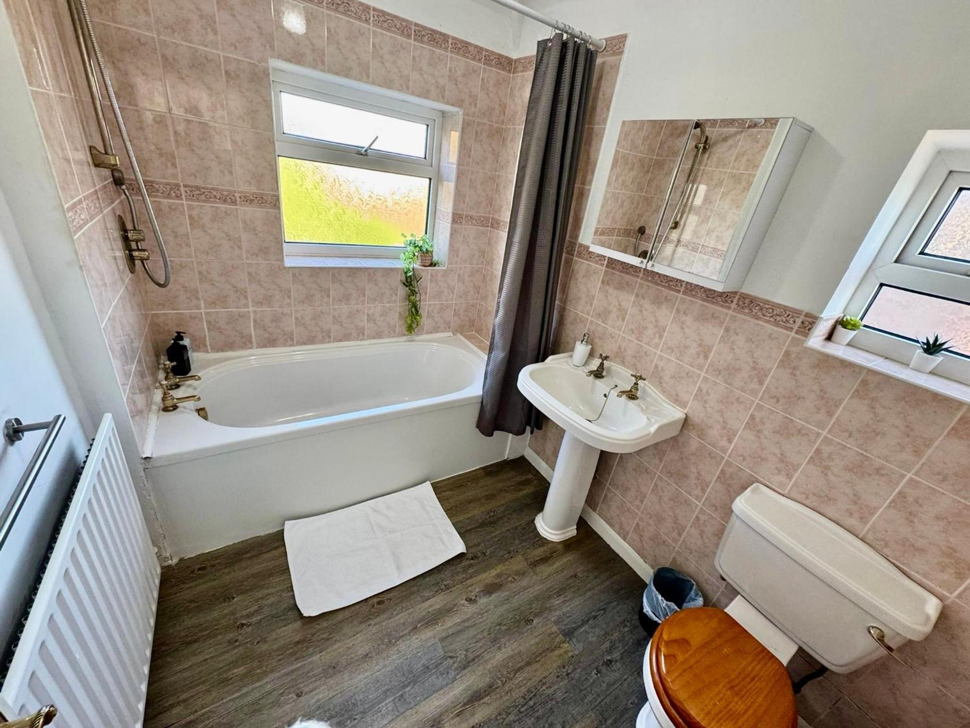 Spacious 4 Bed Home Near Nec, Jlr & Airport Parking For 3 Cars Ideal For Contractors! Солихъл Екстериор снимка