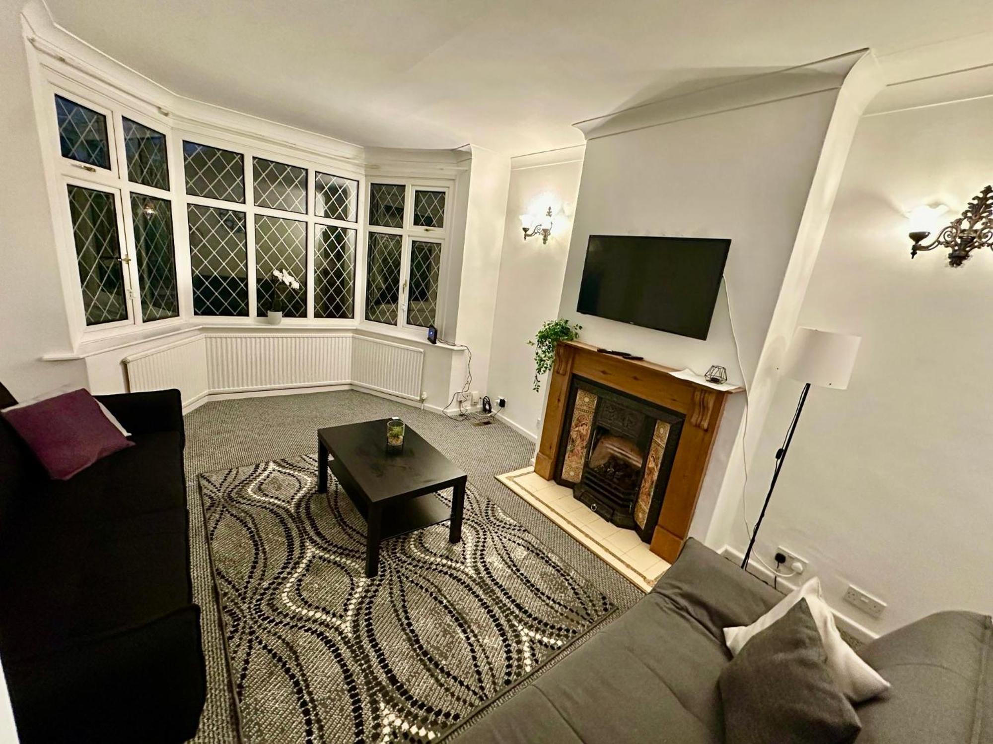 Spacious 4 Bed Home Near Nec, Jlr & Airport Parking For 3 Cars Ideal For Contractors! Солихъл Екстериор снимка