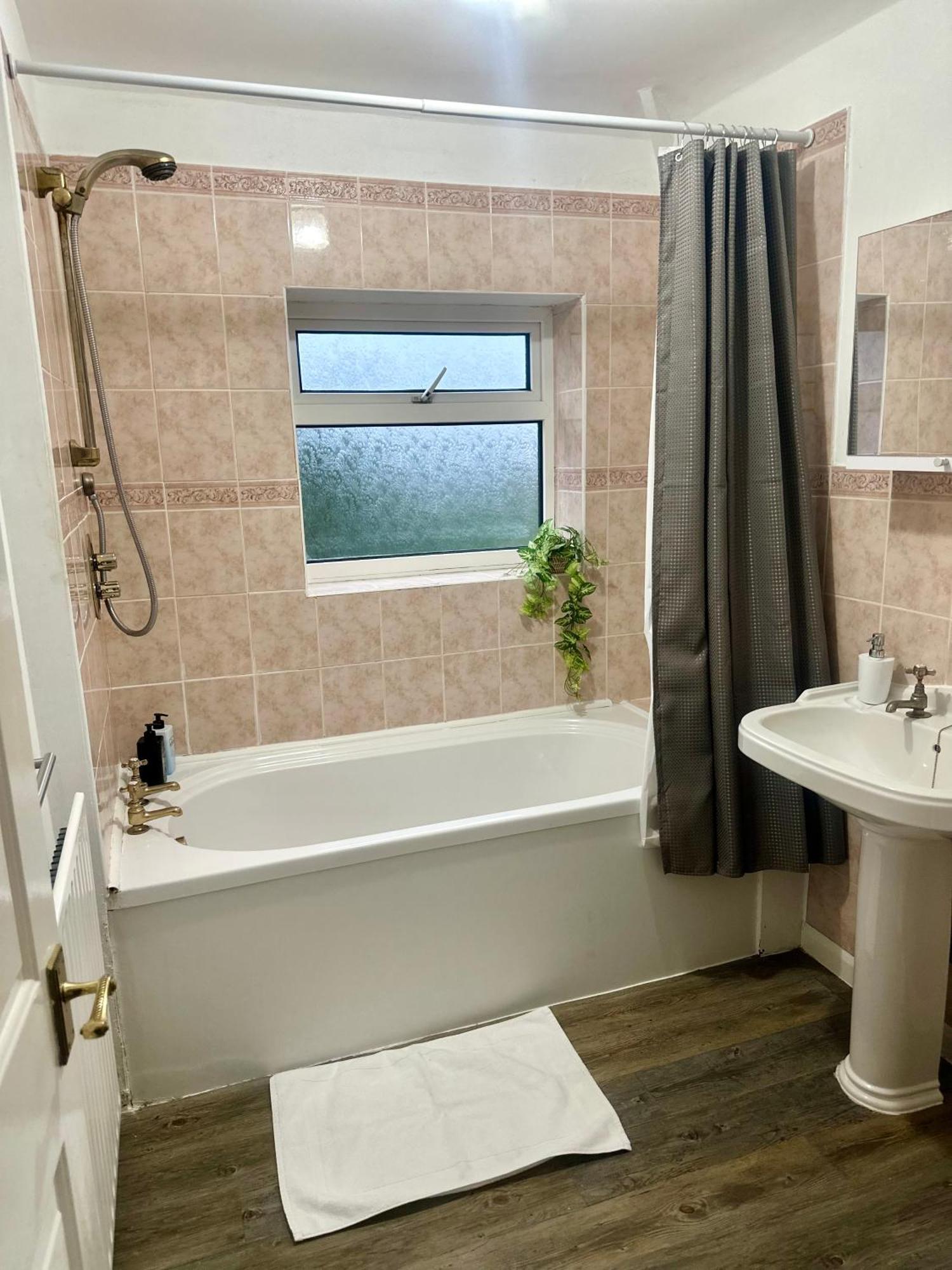 Spacious 4 Bed Home Near Nec, Jlr & Airport Parking For 3 Cars Ideal For Contractors! Солихъл Екстериор снимка