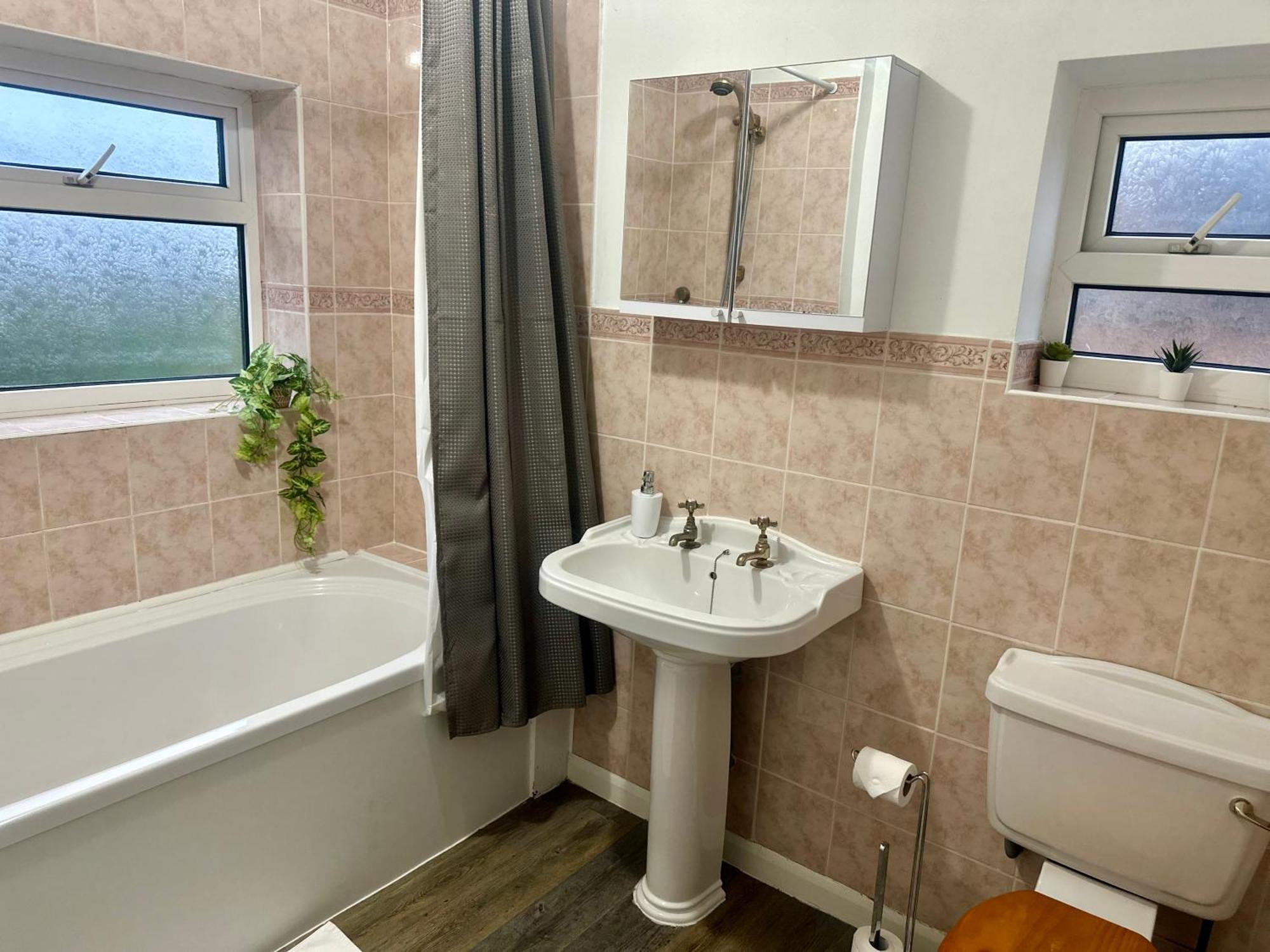 Spacious 4 Bed Home Near Nec, Jlr & Airport Parking For 3 Cars Ideal For Contractors! Солихъл Екстериор снимка